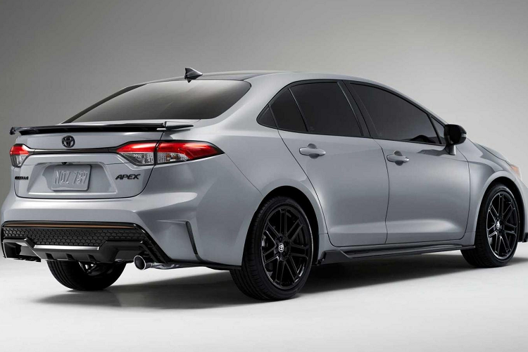 Tuy nhiên, một đặc điểm mà Toyota Corolla bản đặc biệt không khác biệt so với bản tiêu chuẩn chính là hệ thống truyền động. Qua đó, xe vẫn sẽ sử dụng động cơ 2 lít 4 xi-lanh có công suất 169 mã lực và mô-men xoắn 205 Nm. Động cơ này có thể kết hợp với hộp số CVT hoặc hộp số sàn 6 cấp. Cần lưu ý rằng, phiên bản đặc biệt này chỉ được hãng ô tô Nhật sản xuất với số lượng có hạn, vỏn vẹn 6.000 chiếc. Trong đó, chỉ có 120 Apex Edition 2021 SE là bản trang bị số sàn