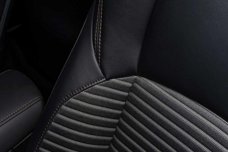 Cuối cùng, Toyota còn cung cấp thêm cho khách hàng lựa chọn màu sơn ngoại thất 1 màu đơn thuần hoặc 2 màu nổi bật. Bên trong, phiên bản XSE đi kèm ghế giả da chỉnh điện 8 hướng. Các cải tiến khác bao gồm hệ thống thông tin giải trí Audio Plus, gói Premium Audio với hệ thống âm thanh JBL 9 loa, 800W và chức năng định vị. Phiên bản Nightshade cũng được cung cấp trở lại trong biến thể SE của Toyota Corolla.