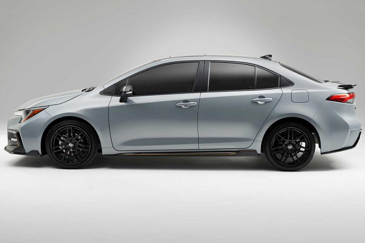 Sự chênh lệch giá là do Toyota nâng cấp hệ thống treo của xe. Cụ thể, hệ thống treo được hạ thấp thêm 0,6 inch (15mm) nhờ lò xo cuộn mới với giảm xóc đặc biệt xe được trang bị. Ngoài ra, hệ thống treo cũng cứng hơn 47% tại đầu xe và 33% tại đuôi xe để cải thiện cảm giác lái.