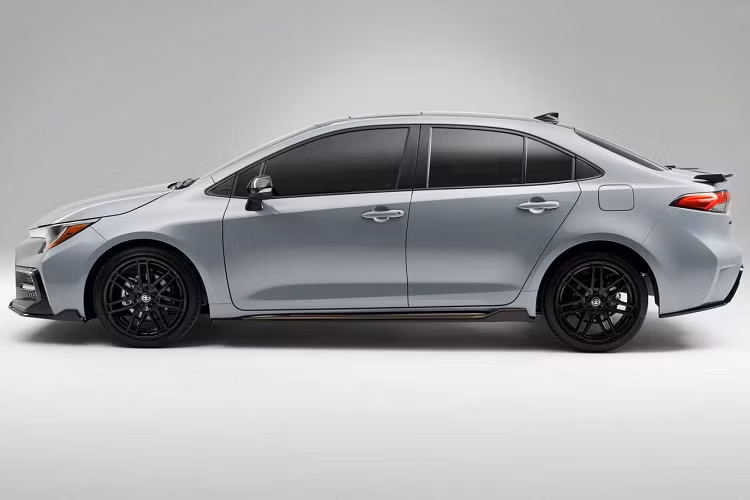 Sự chênh lệch giá là do Toyota nâng cấp hệ thống treo của xe. Cụ thể, hệ thống treo được hạ thấp thêm 0,6 inch (15mm) nhờ lò xo cuộn mới với giảm xóc đặc biệt xe được trang bị. Ngoài ra, hệ thống treo cũng cứng hơn 47% tại đầu xe và 33% tại đuôi xe để cải thiện cảm giác lái.