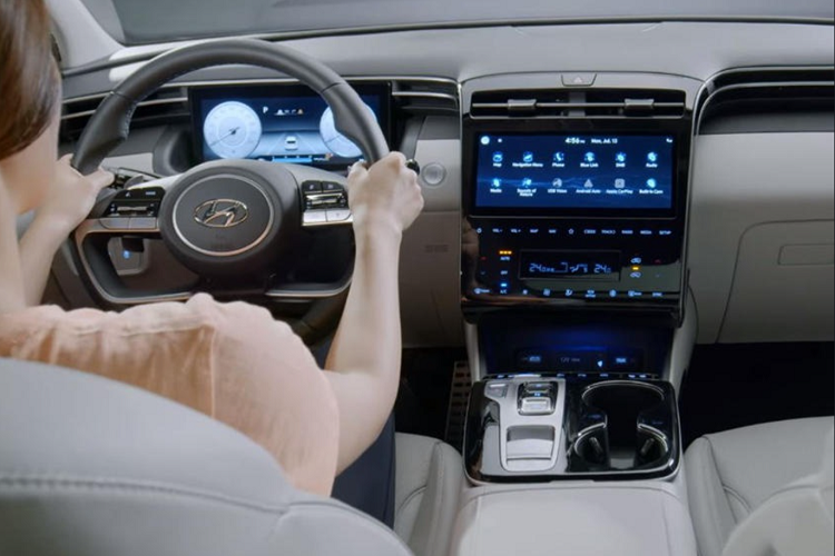 Ngoài ra, Tucson mới còn có khả năng phát hiện và cảnh báo bụi mịn PM 2.5 vượt mức cho phép trong xe. Tính năng này giống với hệ thống điều hòa mới nhất trên xe Volvo.