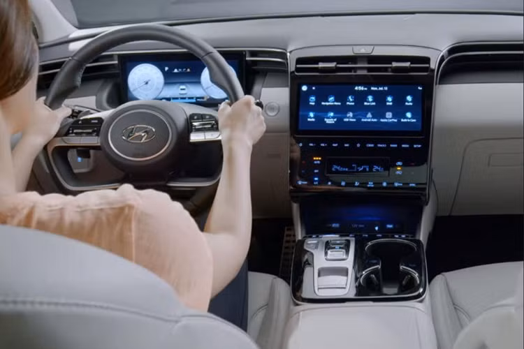 Ngoài ra, Tucson mới còn có khả năng phát hiện và cảnh báo bụi mịn PM 2.5 vượt mức cho phép trong xe. Tính năng này giống với hệ thống điều hòa mới nhất trên xe Volvo.