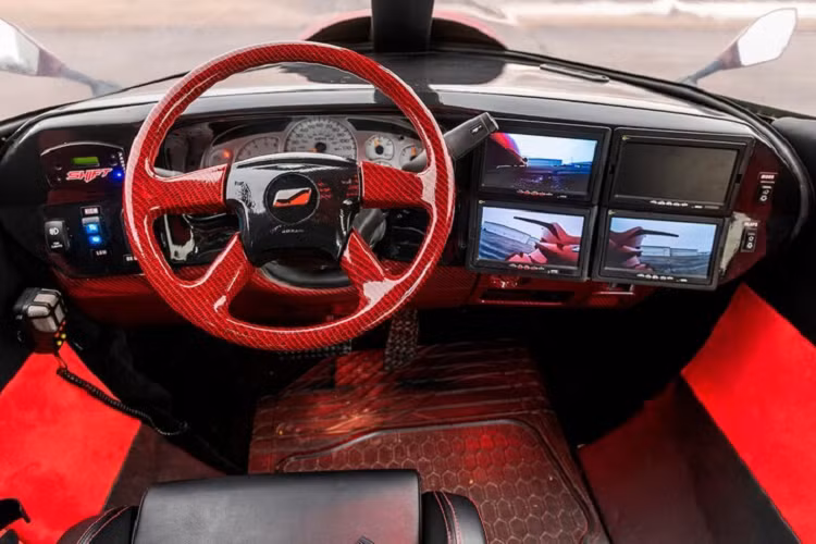 Bên trong Limo-Jet là không gian nội thất rộng rãi, đủ chỗ cho 8 hành khách, không kể người lái. Không những vậy, nội thất còn sang trọng, đúng chất xe limousine, với ghế dài bọc da khâu hình quả trám, hệ thống đèn viền nhiều màu và màn hình TV Plasma 42 inch. Trong khoang lái chỉ có 1 ghế dành cho tài xế với những nút điều khiển màu đỏ như trên máy bay và 4 màn hình camera.