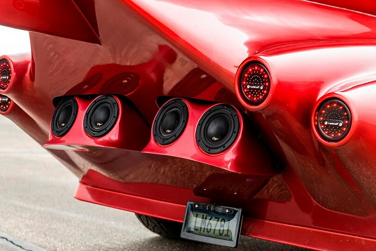 Để tương xứng với kích thước cồng kềnh, Limo-Jet còn được trang bị bộ vành Diablo 28 inch với thiết kế 6 chấu chế tạo riêng cho chiếc xe này. Bộ vành được sơn màu đen phối đỏ sao cho "tông xuyệt tông" với thân xe.