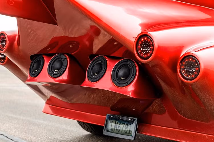 Để tương xứng với kích thước cồng kềnh, Limo-Jet còn được trang bị bộ vành Diablo 28 inch với thiết kế 6 chấu chế tạo riêng cho chiếc xe này. Bộ vành được sơn màu đen phối đỏ sao cho "tông xuyệt tông" với thân xe.