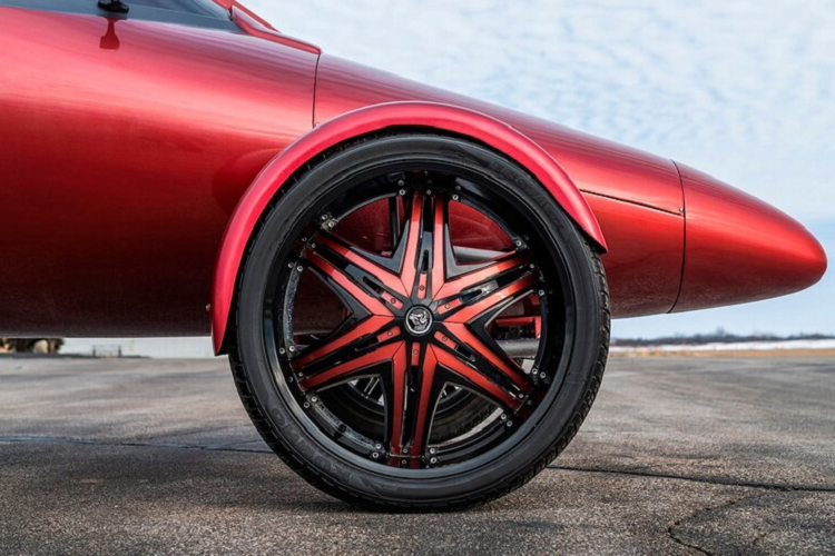 Được ra đời dựa trên chuyên cơ Learjet, chiếc Limo-Jet độc nhất vô nhị này dài đến 12,8 m, cao khoảng 3,5 m và rộng 2,4 m. Chiếm nhiều diện tích là thế nhưng chiếc limousine có một không hai trên thế giới này lại được phép lưu thông trên đường.