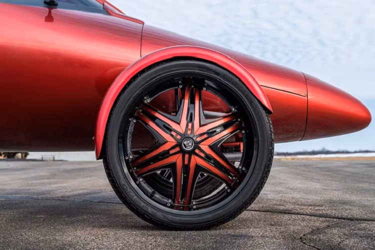 Được ra đời dựa trên chuyên cơ Learjet, chiếc Limo-Jet độc nhất vô nhị này dài đến 12,8 m, cao khoảng 3,5 m và rộng 2,4 m. Chiếm nhiều diện tích là thế nhưng chiếc limousine có một không hai trên thế giới này lại được phép lưu thông trên đường.