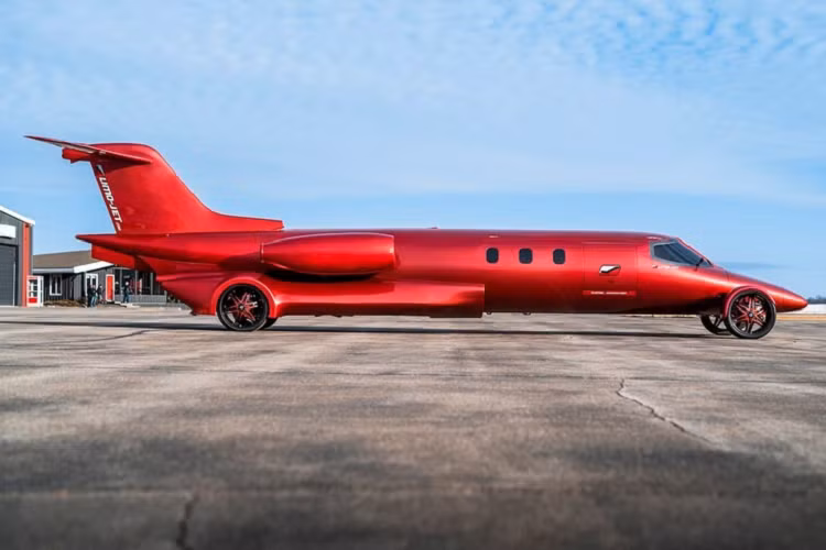 Đúng như tên gọi, chuyên cơ limousine Limo-Jet là sự kết hợp giữa 2 loại phương tiện dường như chẳng liên quan gì đến nhau: xe limousine và chuyên cơ. Limo-Jet từng thu hút sự chú ý trên các mặt báo vào năm 2018 sau khi được hoàn thiện trong dự án kéo dài đến 12 năm.