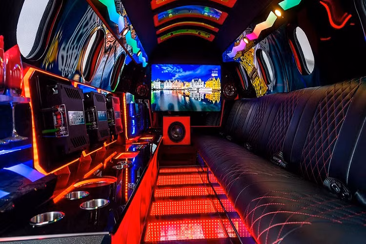 Nằm trong 2 vỏ động cơ bên cạnh thân xe là cặp loa cỡ lớn, có thể tạo ra hiệu ứng âm thanh như động cơ máy bay khi xe chạy trên đường phố. Ở khu vực đuôi xe còn có thêm 4 loa nữa, có thể hạ xuống hoặc gập gọn vào thân xe. Theo ông DeAngelo, hệ thống loa của Limo-Jet có công suất lên đến 17.000 W.