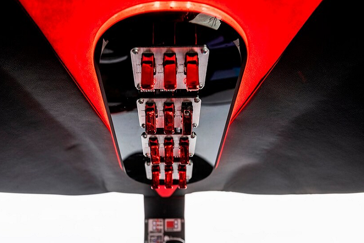 Nguồn cung cấp sức mạnh cho chiếc limousine lai chuyên cơ này là khối động cơ Vortec V8 do Chevrolet sản xuất. Động cơ đặt phía sau này có dung tích 8,1 lít, cho phép Limo-Jet có thể đạt vận tốc tối đa 160 km/h. Tất nhiên, với những chiếc xe như thế này, tốc độ không phải là ưu tiên hàng đầu.