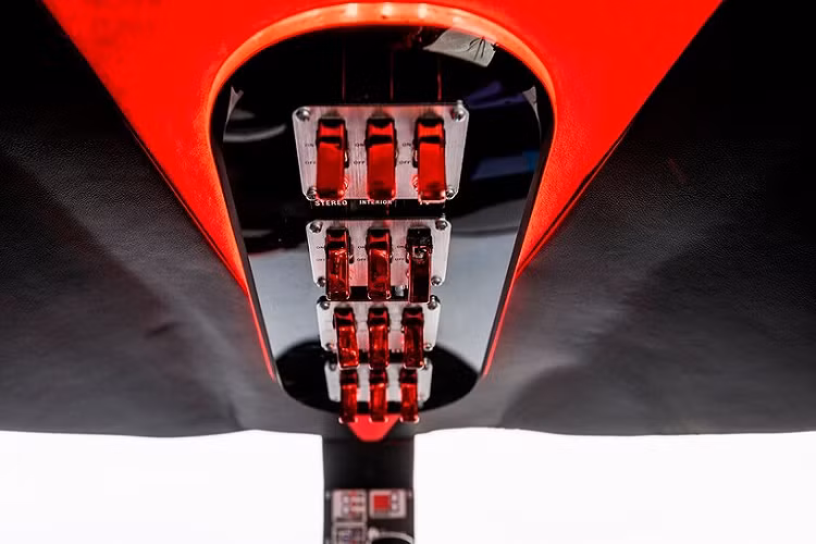 Nguồn cung cấp sức mạnh cho chiếc limousine lai chuyên cơ này là khối động cơ Vortec V8 do Chevrolet sản xuất. Động cơ đặt phía sau này có dung tích 8,1 lít, cho phép Limo-Jet có thể đạt vận tốc tối đa 160 km/h. Tất nhiên, với những chiếc xe như thế này, tốc độ không phải là ưu tiên hàng đầu.