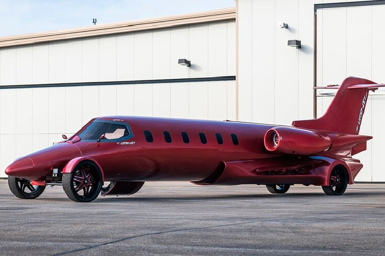 Trong nhiều năm qua, đã có không ít chiếc xe limousine khiến chúng ta phải ngỡ ngàng với khả năng "tưởng tượng" của con người. Những chiếc limousine có thể ra đời từ ôtô giá rẻ hay thậm chí là SUV hầm hố như Hummer H2. Thế nhưng, xét về độ độc đáo và điên rồ thì có lẽ chẳng chiếc xe nào đánh bại được chiếc limousine Limo-Jet độc đáo này.