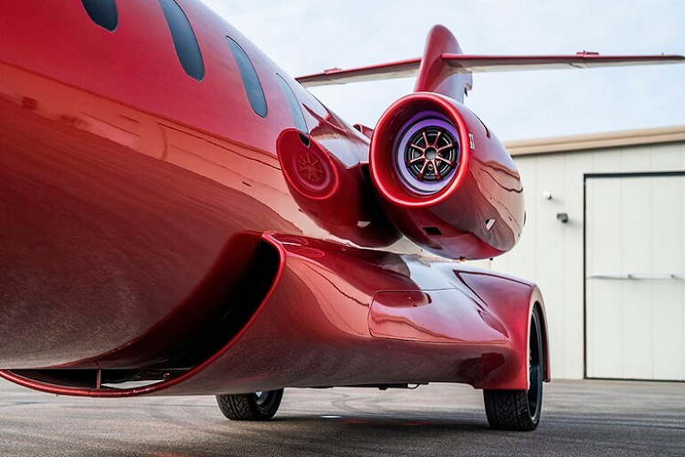 Theo ông Frank DeAngelo - cha đẻ của chiếc xe limousine độc đáo này, Limo-Jet được trang bị khung gầm bằng các ống thép, hệ thống treo thanh đẩy phức tạp và phần thân làm từ nhôm. Dù vậy, xe vẫn nặng đến 5,7 tấn.