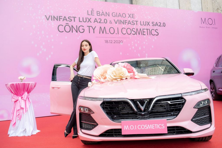 Theo bảng giá áp dụng từ ngày 01/11/2020 của VinFast, mẫu xe cỡ nhỏ Fadil bản cao cấp nhất có giá niêm yết 426,6 triệu đồng, mẫu sedan Lux A2.0 phiên bản cao cấp nhất có giá niêm yết 1,131 tỷ đồng và mẫu SUV Lux SA2.0 phiên bản cao cấp nhất có giá niêm yết 1,528 tỷ đồng.