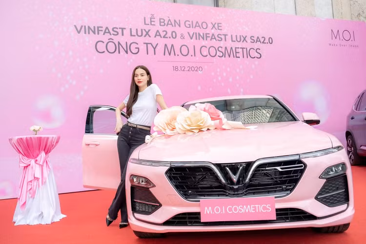 Theo bảng giá áp dụng từ ngày 01/11/2020 của VinFast, mẫu xe cỡ nhỏ Fadil bản cao cấp nhất có giá niêm yết 426,6 triệu đồng, mẫu sedan Lux A2.0 phiên bản cao cấp nhất có giá niêm yết 1,131 tỷ đồng và mẫu SUV Lux SA2.0 phiên bản cao cấp nhất có giá niêm yết 1,528 tỷ đồng.