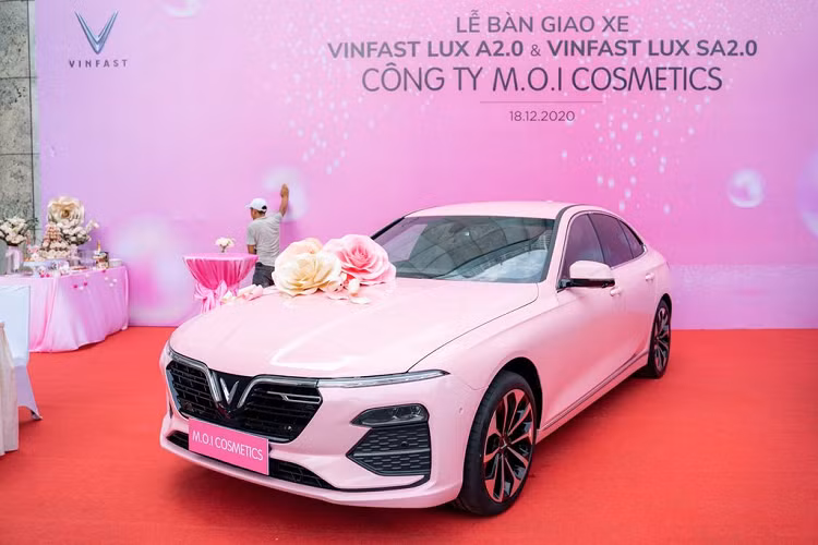 Chưa hết, với việc tậu xe VinFast vào thời gian này, cặp vợ chồng ca sĩ Hồ Ngọc Hà - Kim Lý còn nhận được các chính sách đặc quyền do VinGroup triển khai như gửi xe miễn phí tại Trung tâm thương mại Vincom và khu đô thị Vinhomes trên toàn quốc, gói bảo hành 5 năm hay dịch vụ cứu hộ 24/7.