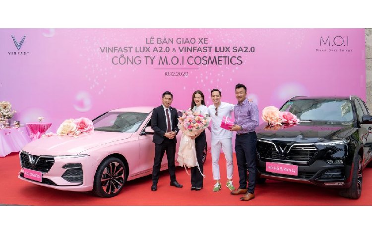 Được biết, việc nữ ca sĩ Hồ Ngọc Hà tậu cùng lúc cả 3 chiếc xe đến từ thương hiệu VinFast để nhằm phục vụ cho công ty M.O.I Cosmetics do chính cô làm chủ.