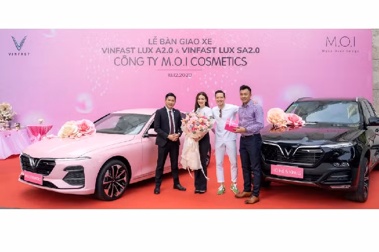 Được biết, việc nữ ca sĩ Hồ Ngọc Hà tậu cùng lúc cả 3 chiếc xe đến từ thương hiệu VinFast để nhằm phục vụ cho công ty M.O.I Cosmetics do chính cô làm chủ.