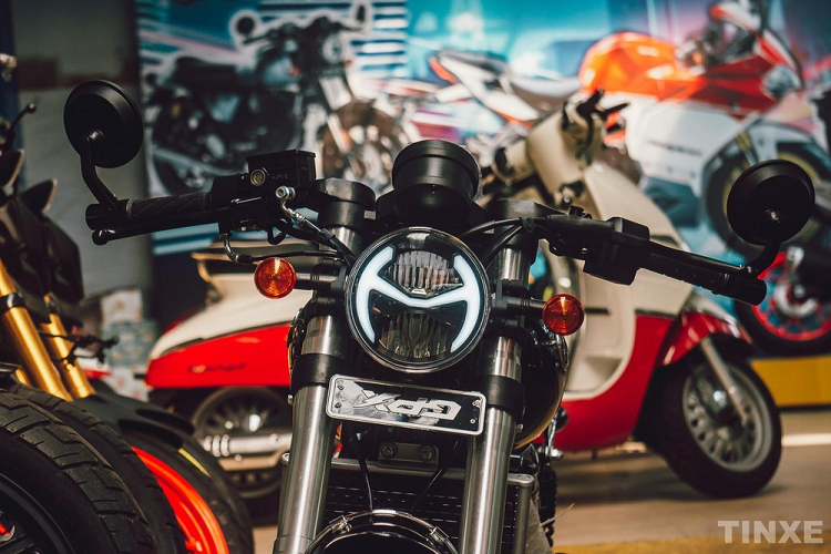 Đây là dòng xe đầu tiên đến từ thương hiệu xe máy GPX Racing được trang bị khối động cơ xy-lanh đôi với khả năng vận hành êm ái, âm thanh uy lực hơn cùng mức giá rẻ đến bất ngờ dành cho thị trường Thái Lan cũng như Đông Nam Á nói chung.