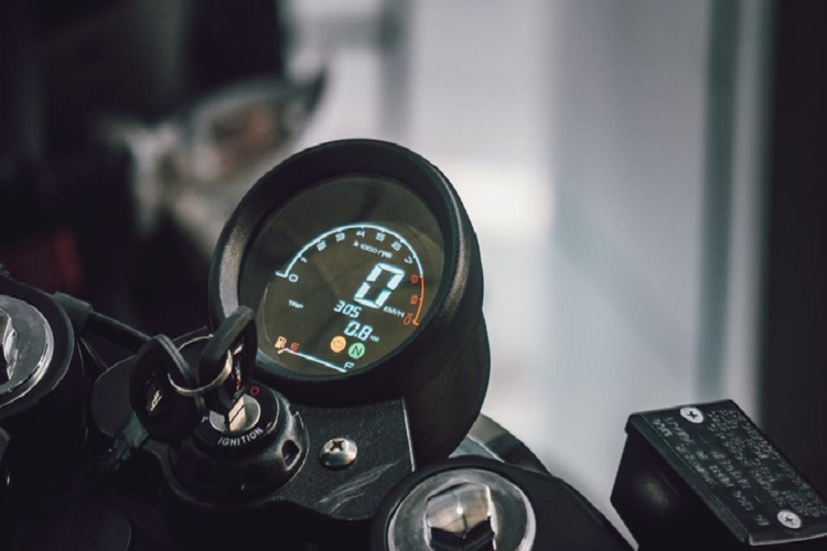 Khối động cơ xy-lanh đôi 234 phân khối trên GPX Legend 250 Twin. Ngoài ra, hàng loạt trang bị được cho là khá hiện đại trên mẫu xe này như phuộc ngược USD phía trước, phanh đĩa đôi cùng vành đúc hợp kim.