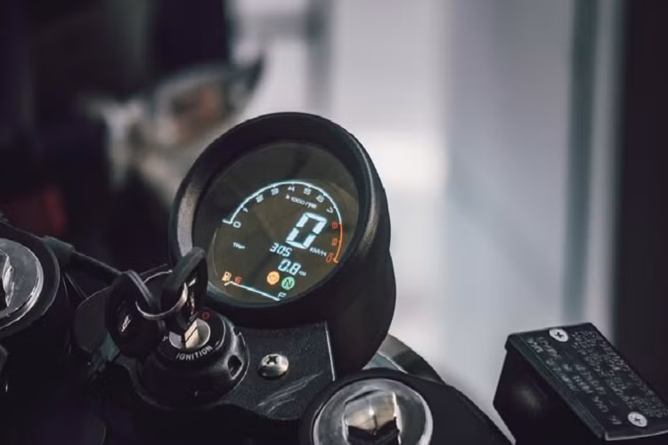 Khối động cơ xy-lanh đôi 234 phân khối trên GPX Legend 250 Twin. Ngoài ra, hàng loạt trang bị được cho là khá hiện đại trên mẫu xe này như phuộc ngược USD phía trước, phanh đĩa đôi cùng vành đúc hợp kim.