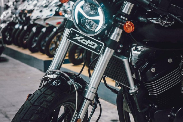 Loạt chi tiết trang bị hiện đại trên GPX Legend 250 Twin như; đèn pha LED và đồng hồ điện tử đa sắc hiện đại... tạo điểm nhấn cho xe.