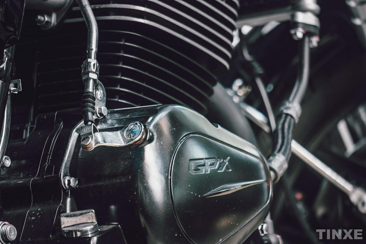 Mẫu xe môtô GPX Legend 250 Twin được trang bị khối động cơ 234 phân khối với 2 xy-lanh, 4 thì cùng hộp số 6 cấp và hệ thống phun xăng điện tử GPX FI Nozzle. Khối động cơ làm mát bằng két dầu kết hợp với cánh tản nhiệt trên thân máy giúp cho chiếc xe khả năng làm mát tốt hơn.