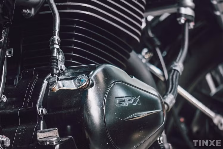 Mẫu xe môtô GPX Legend 250 Twin được trang bị khối động cơ 234 phân khối với 2 xy-lanh, 4 thì cùng hộp số 6 cấp và hệ thống phun xăng điện tử GPX FI Nozzle. Khối động cơ làm mát bằng két dầu kết hợp với cánh tản nhiệt trên thân máy giúp cho chiếc xe khả năng làm mát tốt hơn.