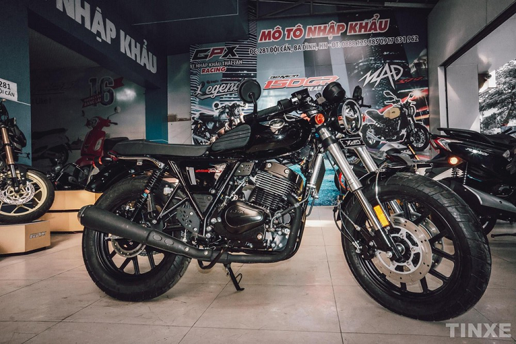 Cách đây hơn 1 năm, GPX Legend 250 Twin mới đã được ra mắt chính thức vào ngày 13/8 tại Hard Rock Cafe, Siam Square (Thái Lan). Mẫu xế tân cổ điển mang trên mình dáng vẻ gọn gàng, "retro" với đèn pha và đồng hồ tròn cổ điển, dáng vẻ thon gọn cuối cùng cũng đã có mặt tại Việt Nam qua nhập khẩu tư nhân.