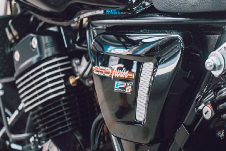 Được chính thức đưa về Việt Nam qua đường nhập khẩu tư nhân, giá xe GPX Legend 250 Twin 2019 được bán ra từ 75 triệu đồng, chênh khoảng 15 triệu đồng so với giá xe ở thời điểm ra mắt tại thị trường Thái Lan.