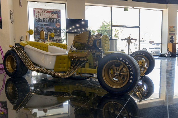 Mẫu xế độ Bathtub Buggy được chế tạo trong năm 1968 bởi Rob Reisner và cuối cùng đã lọt vào mắt xanh của nhà sưu tập, chuyên gia độ xe, và ngôi sao truyền hình George Barris. Ông ấy đã mua nó và bổ sung vào bộ sưu tập quái đản của mình mà bao gồm cả chiếc Munster Koach và Batmobile 1966 nổi tiếng, nhưng sau đó Bathtub Buggy đã dần bị người ta lãng quên và rơi vào cõi hư vô.