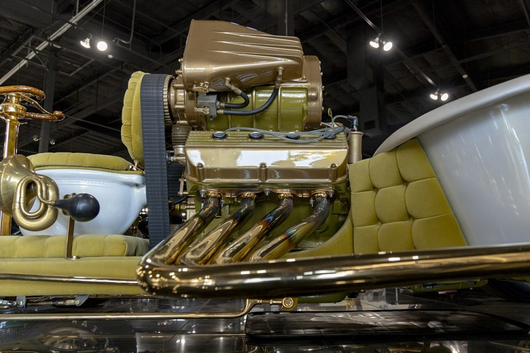 Đúng như cái tên của nó gợi ý, Bathtub Buggy là một chiếc xe độ kiểu hot rod mà có bồn tắm đôi làm ghế hành khách và một… bồn cầu xả nước làm ghế tài xế. Tất cả bề mặt sứ đều được bọc vải sang trọng mang màu vàng tương đối lỗi thời nhưng vẫn rất đẹp, đặc biệt là khi nó tương xứng hoàn hảo với chất liệu đồng màu vàng tạo nên những phụ tùng “ống nước” khác của xe.