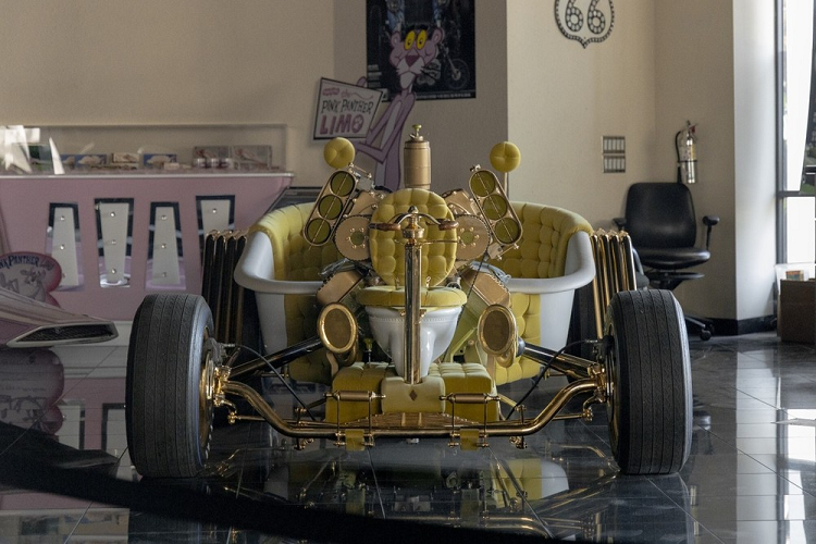 Nó ra đời trong năm 1968 và mới được phục chế lại. Chiếc xe mang phong cách độ hot rod với khối động cơ lộ thiên ở giữa xe