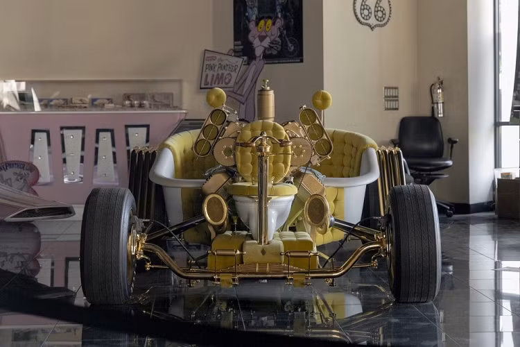 Nó ra đời trong năm 1968 và mới được phục chế lại. Chiếc xe mang phong cách độ hot rod với khối động cơ lộ thiên ở giữa xe