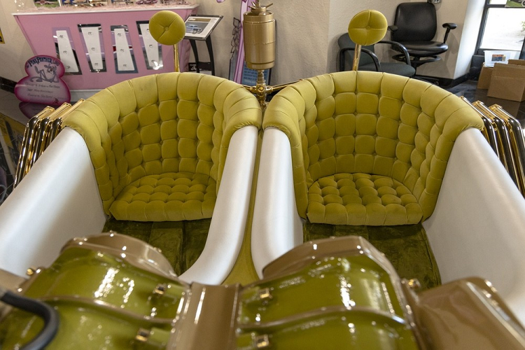 Nói đến ống nước, bởi chiếc xe độ này áp dụng chủ đề nhà tắm, vậy nên những đường ống nước đã được áp dụng cho đa số bộ phận điều khiển, một điều khiến Bathtub Buggy thực sự xứng đáng nắm giữ danh hiêu một trong những chiếc xe dị nhất từng được chế tạo. Bề ngoài có vẻ cồng kềnh và rườm rà là thế, song Bathroom Buggy không hề chậm chạp: nó có trang bị một động cơ siêu nạp Chrysler Hemi V8 và chạy trên khung gầm kiểu hot rod chuẩn.