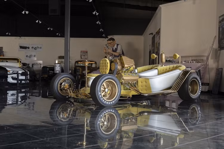 Thế giới xe độ vốn có tồn tại nhiều mẫu xe quái dị và thú vị theo từng giai đoạn lịch sử, nhưng có lẽ chiếc xe mà chúng ta nói đến ở đây xứng đáng đừng đầu danh sách quái dị. Nó có tên gọi xe bồn tắm Bathtub Buggy và mới được phục chế trở lại dáng vẻ huy hoàng năm xưa.