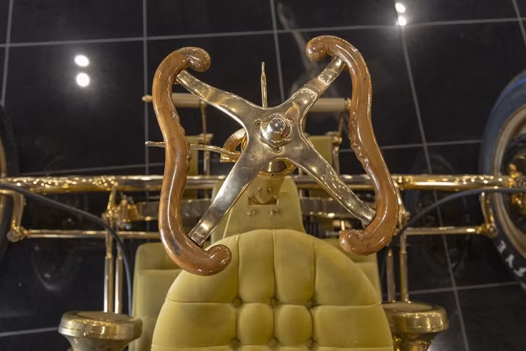 Ghế lái của Bathtub Buggy là một bồn cầu như thế này. Vô lăng xe khiến người ta liên tưởng tới một van khóa nước