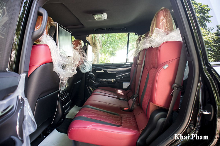 Về cơ bản, Lexus LX 570 Super Sport Black Edition 2020 vẫn sở hữu "khung xương" cũ với số đo kích thước chiều Dài x Rộng x Cao tương ứng 5.080 x 1.980 x 1.865 (mm), chiều dài trục cơ sở đạt 2.850 mm và khoảng sáng gầm 225 mm. Thông số trên giúp LX570 luôn hầm hố khi nhìn từ mọi góc cạnh đúng chất SUV cỡ lớn.