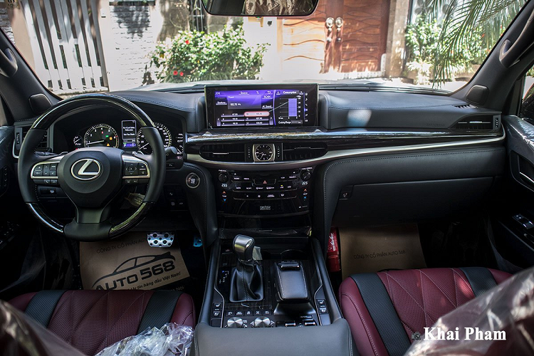 Theo chia sẻ của nhân viên bán hàng, "Ở Việt Nam hiện nay, ngoài việc chơi xe hạng sang, siêu sang hay siêu xe thì những chiếc xe đã đi vào tiềm thức của người dùng như Lexus LX570 luôn được săn đón. Không chỉ có những phiên bản tiêu chuẩn hay cá nhân hoá mà việc sở hữu một mẫu xe hàng hiếm cũng thể hiện cái tôi của người chơi. Nhận thấy điều đó, đại lý chúng tôi đã nhập khẩu Lexus LX 570 Super Sport Black Edition về phân phối để hướng đến khách hàng riêng".