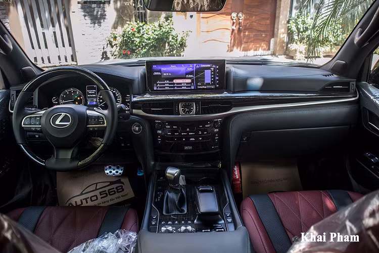 Theo chia sẻ của nhân viên bán hàng, "Ở Việt Nam hiện nay, ngoài việc chơi xe hạng sang, siêu sang hay siêu xe thì những chiếc xe đã đi vào tiềm thức của người dùng như Lexus LX570 luôn được săn đón. Không chỉ có những phiên bản tiêu chuẩn hay cá nhân hoá mà việc sở hữu một mẫu xe hàng hiếm cũng thể hiện cái tôi của người chơi. Nhận thấy điều đó, đại lý chúng tôi đã nhập khẩu Lexus LX 570 Super Sport Black Edition về phân phối để hướng đến khách hàng riêng".