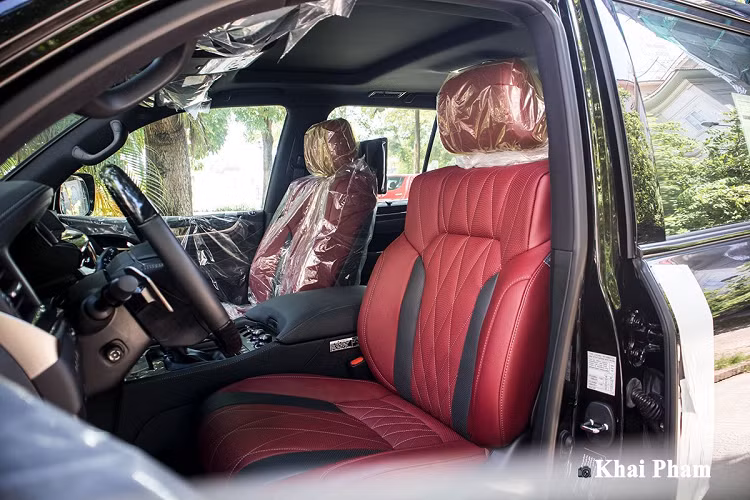 Nhìn trực diện phần đầu, không khó để nhận ra những đặc trưng của thương hiệu Lexus đã được "lắp ghép" trên LX 570 Super Sport Black Edition 2020. Đó chính là cụm lưới tản nhiệt hình con suốt đặc trưng với viền mạ crom sang trọng. Không giống hàng chính hãng sử dụng những thanh nan ngang, bản này dùng nan kép đan xen hình quả trám đặc trưng để mang đến diện mạo trẻ trung hơn cho xe.