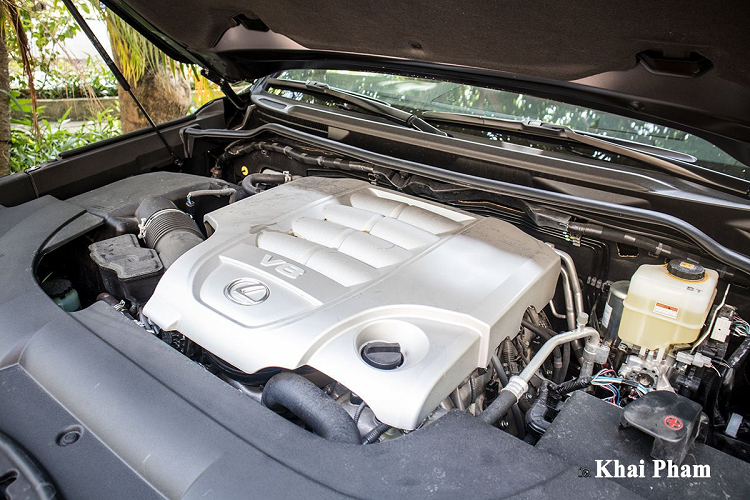 Ngoài lựa chọn hàng chính hãng là phiên bản Lexus LX 570 tiêu chuẩn, khách hàng còn thường xuyên tìm đến các đại lý tư nhân để sở hữu những chiếc xe "hàng độc". Trong số này, Lexus LX 570 Super Sport mới được nhiều người lựa chọn hơn cả bởi phiên bản này có sự trẻ hoá trong thiết kế và vẫn giữ nguyên được chất sang trọng, cao cấp ở khoang lái.