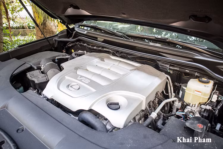 Ngoài lựa chọn hàng chính hãng là phiên bản Lexus LX 570 tiêu chuẩn, khách hàng còn thường xuyên tìm đến các đại lý tư nhân để sở hữu những chiếc xe "hàng độc". Trong số này, Lexus LX 570 Super Sport mới được nhiều người lựa chọn hơn cả bởi phiên bản này có sự trẻ hoá trong thiết kế và vẫn giữ nguyên được chất sang trọng, cao cấp ở khoang lái.