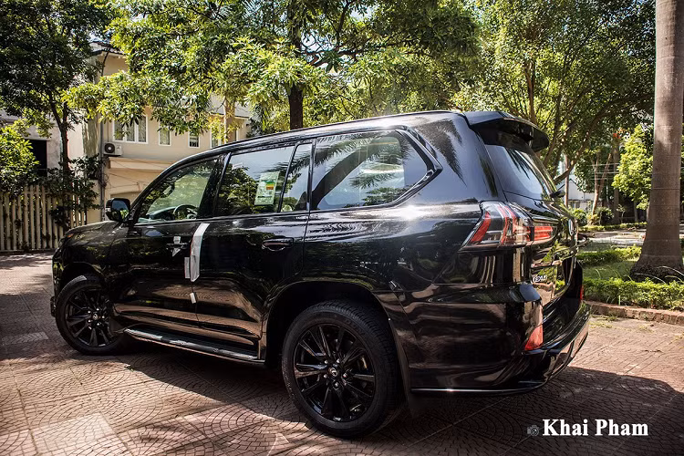 Sau hơn 13 năm có mặt trên thị trường, Lexus LX 570 được coi là biểu tượng của thương hiệu ô tô hạng sang đến từ Nhật Bản thuộc sở hữu của Toyota Motor. Khách hàng mà Lexus hướng đến là những ông chủ thành đạt muốn sở hữu một chiếc SUV 7 chỗ hạng sang cỡ lớn với đầy đủ tiện nghi, đầy ắp công nghệ và vận hành vượt trội.