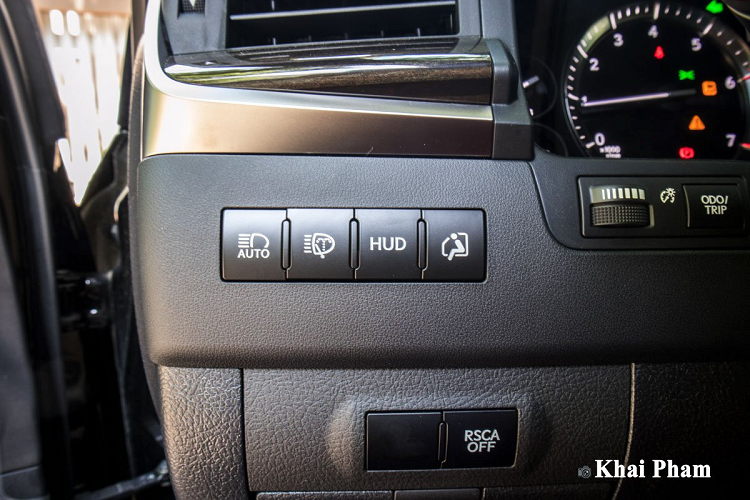 Không còn phần tay nắm cửa mạ crom như những phiên bản tiêu chuẩn, Lexus LX 570 Super Sport bản mới này được sơn đen tích hợp cảm biến mở khoá thông minh. Chưa hết, "bộ móng" 2 màu gồm những chấu đơn trước giờ thay bằng mâm sơn đen và tạo hình chữ "V", nhưng kích thước 21 inch vẫn được giữ nguyên. Ngay cả nẹp cửa kính bằng crom vốn dĩ đã quen thuộc giờ đây cũng được cách tân để giúp ngoại hình chiếc xe đúng nghĩa Black Edition.