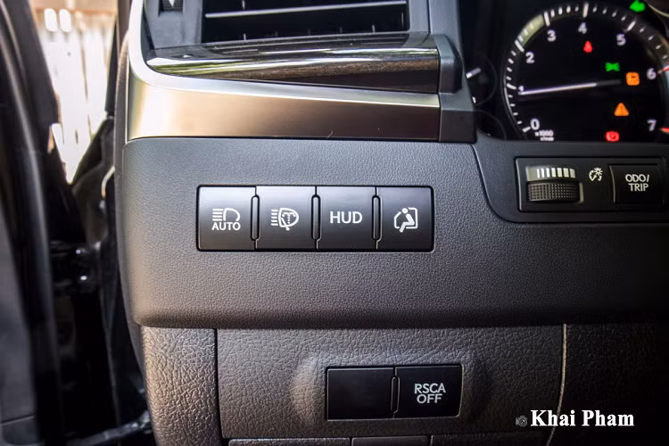 Không còn phần tay nắm cửa mạ crom như những phiên bản tiêu chuẩn, Lexus LX 570 Super Sport bản mới này được sơn đen tích hợp cảm biến mở khoá thông minh. Chưa hết, "bộ móng" 2 màu gồm những chấu đơn trước giờ thay bằng mâm sơn đen và tạo hình chữ "V", nhưng kích thước 21 inch vẫn được giữ nguyên. Ngay cả nẹp cửa kính bằng crom vốn dĩ đã quen thuộc giờ đây cũng được cách tân để giúp ngoại hình chiếc xe đúng nghĩa Black Edition.