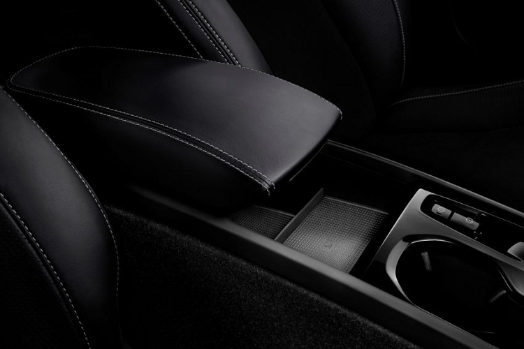 Về trang bị, XC40 Recharge T5 2020 bản R-Design Expression có khung gầm Dynamic, bộ vành hợp kim 18 inch, đèn pha LED tự động, cửa cốp chỉnh điện, bảng đồng hồ kỹ thuật số toàn phần với màn hình 12,3 inch, ghế trước chỉnh điện, ghế lái nhớ vị trí, màn hình cảm ứng 9 inch của hệ thống thông tin giải trí Sensus Connect, hệ thống âm thanh 8 loa, điều hòa tự động 2 vùng, ghế bọc da Nubuck và sạc điện thoại thông minh không dây. Ở bản R-Design và Inscription, Volvo XC40 Recharge T5 2020 tại Thái Lan sẽ có trang bị khá giống nhau.