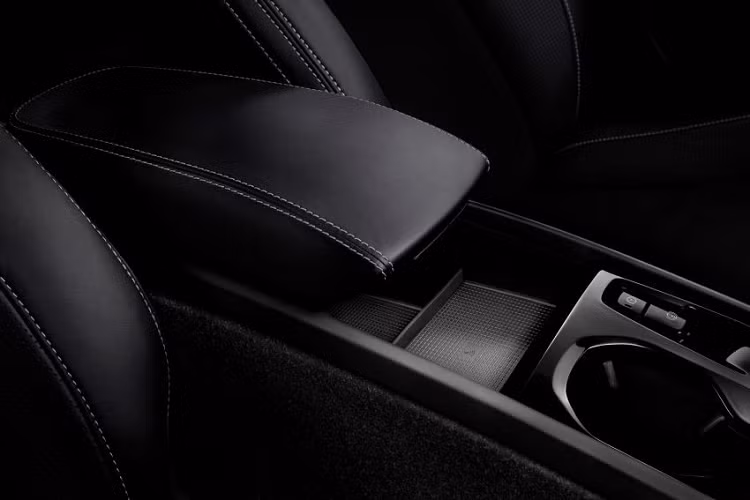 Về trang bị, XC40 Recharge T5 2020 bản R-Design Expression có khung gầm Dynamic, bộ vành hợp kim 18 inch, đèn pha LED tự động, cửa cốp chỉnh điện, bảng đồng hồ kỹ thuật số toàn phần với màn hình 12,3 inch, ghế trước chỉnh điện, ghế lái nhớ vị trí, màn hình cảm ứng 9 inch của hệ thống thông tin giải trí Sensus Connect, hệ thống âm thanh 8 loa, điều hòa tự động 2 vùng, ghế bọc da Nubuck và sạc điện thoại thông minh không dây. Ở bản R-Design và Inscription, Volvo XC40 Recharge T5 2020 tại Thái Lan sẽ có trang bị khá giống nhau.