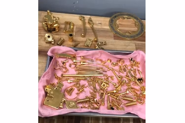 Khi được hỏi về khối lượng vàng thật dùng đề mạ cho chiếc xe này vào khoảng bao nhiêu thì anh Bảo khá dè dặt và chỉ cho biết rằng con số không hề nhỏ. Anh cho biết, lượng vàng mạ hoàn chỉnh lên xe là một phần, phần khác hao hụt nhiều trong quá trình thực hiện.