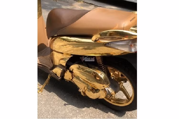 Theo anh Bảo, dự định mạ vàng cho chiếc SH của mình đã được anh ấp ủ từ 2 năm trước nhưng mới đây anh mới có thời gian rảnh để thi công, thực hiện. “Tôi phải mất hơn 3 tháng để hoàn thành việc mạ vàng cho những đầu mục phụ tùng trên xe. Chiếc xe được mạ vàng kín từ trong ra ngoài kể cả những ốc vít nhỏ nhặt trên xe. Tôi đã phải mạ thêm một lớp kim loại mỏng lên thân xe trước sau đó mới phủ vàng lên. Làm như vậy vàng mạ lên xe mới bóng bẩy, cứng cáp và bền”, anh Bảo nói.